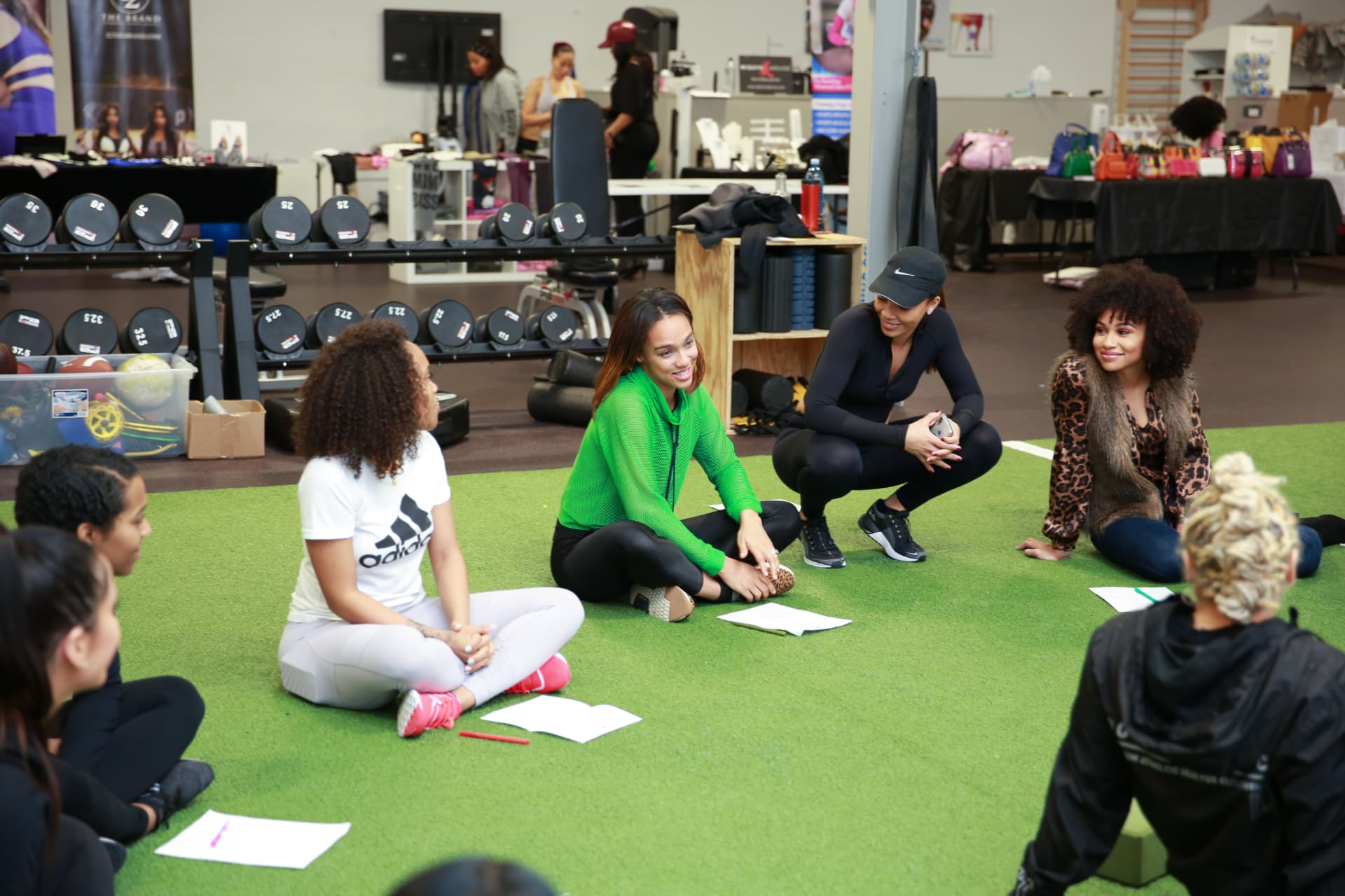 Small circle of members talking on the turf between sessions